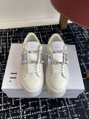 Valentino Garavani Rockstud Untitled sneaker in white calfskin 050 2025
