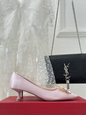 Roger Vivier Flower Strass Buckle 5cm Pumps in Satin pink