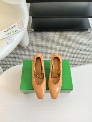 Bottega Veneta Sharp Chain Crinkled leather with signature knot chain Pump Brown