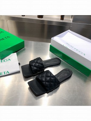 Bottega Veneta The Rubber Lido Quilted Lambskin Flat Slide Sandals White 2021 Collection 11