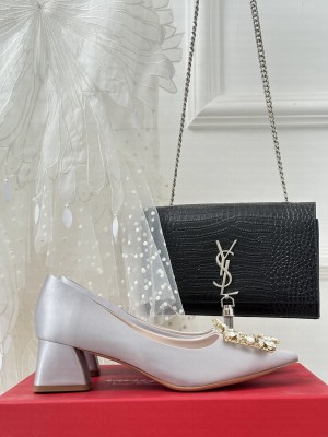 Roger Vivier Crystal buckle in Satin 5cm Pump gray