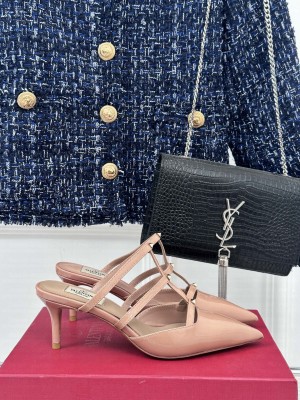 VALENTINO ROCKSTUD PATENT LEATHER SLIDE SANDAL 60 MM BEIGE