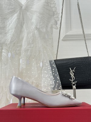 Roger Vivier Flower Strass Buckle 5cm Pumps in Satin gray