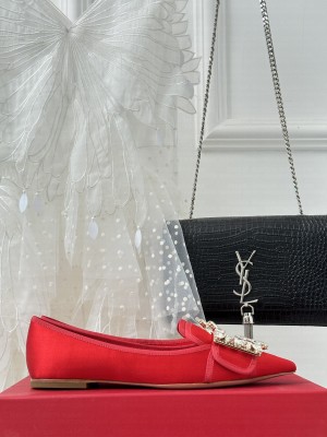 Roger Vivier Crystal buckle in velvet flat red