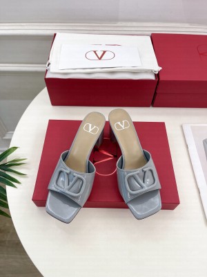 VALENTINO VLOGO SIGNATURE PATENT LEATHER SLIDE SANDAL 60MM 014 2025