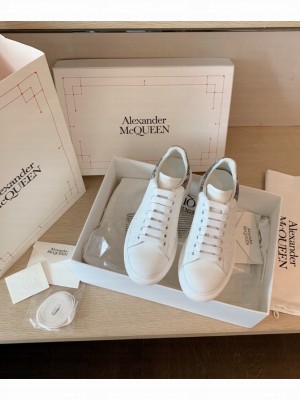 Alexander McQueen Oversized sneaker 04
