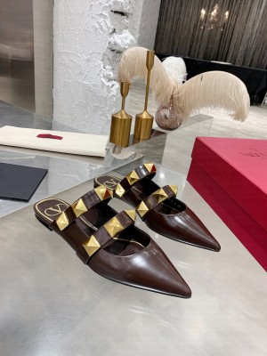 VALENTINO ROMAN STUD FLAT MULE IN CALFSKIN COFFEE