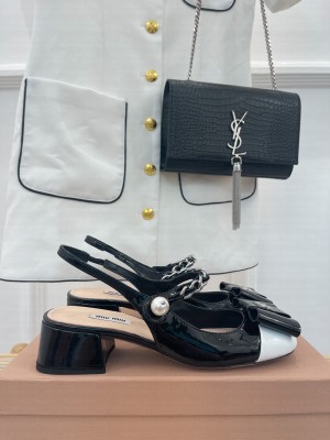 Miu Miu 4cm Patent leather Bow Slingback pumps with metal chain and artificial pearl White/Black