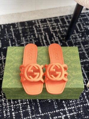 Gucci Women's slide sandal with interlocking G Orange Rubber 2024