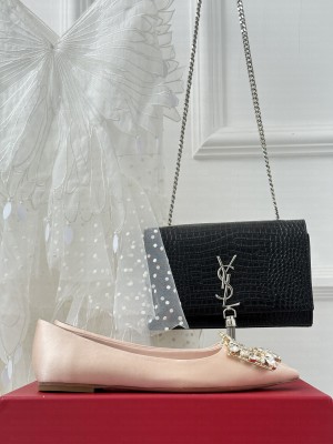 Roger Vivier Crystal buckle in Satin flat pink