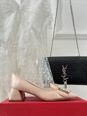Roger Vivier Crystal buckle Velvet 5cm pump Light Pink