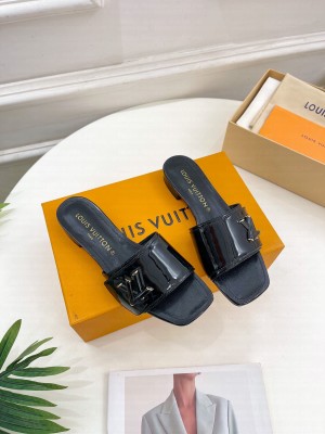 Louis Vuitton Shake Flat Slide Sandals with LV Twist 2023 027