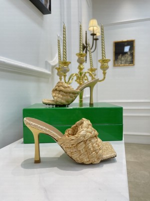 Bottega Venta  Intrecciato raffia mule stretch sandals with an elongated squared toe gold 2021 Collection