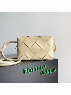 Bottega Veneta Intrecciato Concert Pouch D794258 Cream