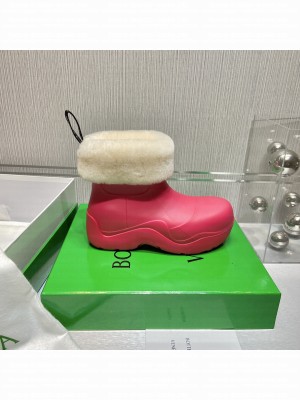 Bottega Veneta PUDDLE Biodegradable rubber Shearling Rain boots Fall/Winter 2021 Collection, Red