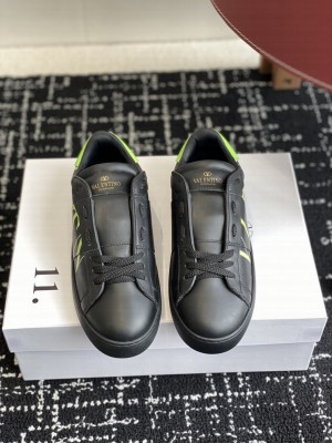 Valentino Garavani Rockstud Untitled sneaker in Black calfskin 059 2025