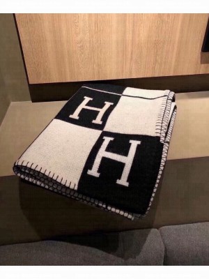 Hermes Avalon III Lightweight Blanket