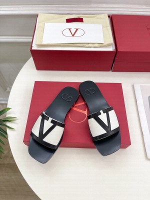 Valentino Garavani Viva Superstar Slide Sandal in Nappa Leather 04 2025