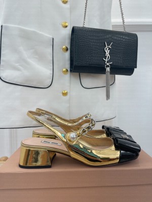 Miu Miu Patent leather Slingback Bow pumps with metal chain and artificial pearl Black/Gold