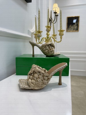 Bottega Venta  Intrecciato raffia mule stretch sandals with an elongated squared toe beige 2021 Collection