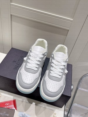 Valentino Garavani ONE STUD Low-Top Nappa Sneaker 2022 collection 01