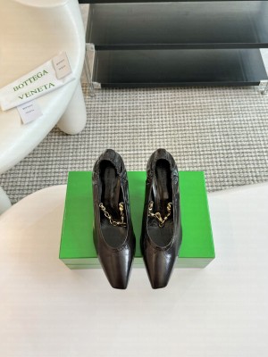 Bottega Veneta Sharp Chain Crinkled leather with signature knot chain Pump Black