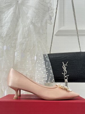Roger Vivier Flower Strass Buckle 5cm Pumps in Satin beige