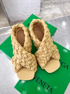 Botteg Veneta Butter Oversized criss-cross straps Squared toe with rounded edges Slide-on Sandals 2020 Fall