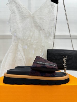 Louis Vuitton Unisex Pool pillow comfort mule slide flat 05