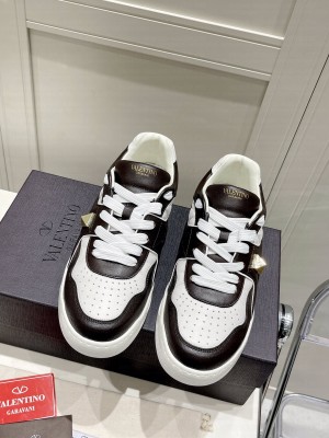 Valentino Garavani ONE STUD Low-Top Nappa Sneaker 2022 collection 08