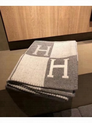 Hermes Avalon III Lightweight Blanket