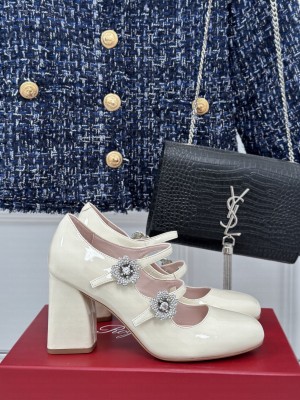 Roger Vivier Crystal Bouquet Flowers Strass Babies Pump in Patent Leather White