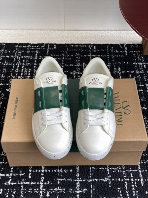Valentino Garavani Rockstud Untitled sneaker in white calfskin 05 2025