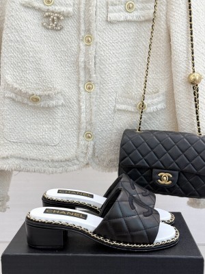 Chanel lambskin slippers with chain black 2025