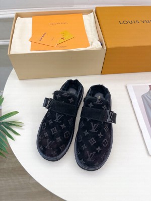 Louis Vuitton Unisex LV Cosy Flat Comfort Clog Mules in Suede and Wool Black 