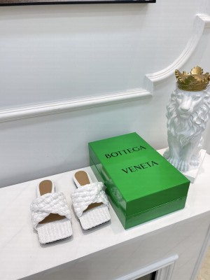 Bottega Venta Flat sandals with twisted Intrecciato raffia strap white 2021 Collection