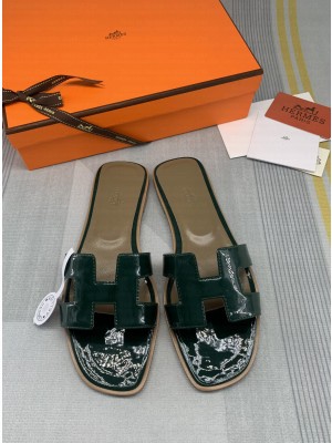Hermes Oran Patent Calfskin Flat Slide 109 Sandals 2022 Collection