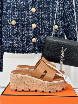 Hermes Eze 30 Sandals in calfskin with "H" cut-out brown 01