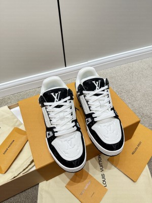 Louis Vuitton Unisex LV Trainer Sneakers 2023 026