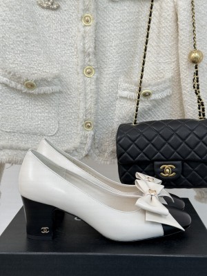 Chanel Lambskin with Bow White pumps 2025
