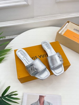 Louis Vuitton Shake Flat Slide Sandals with LV Twist 2023 020