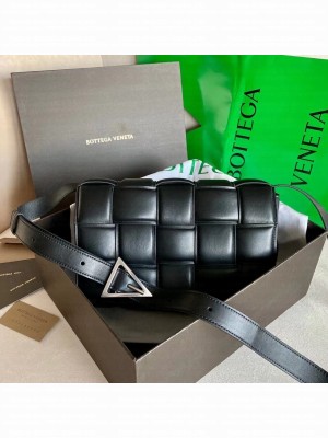 Bottega Veneta Padded Cassette Shoulder Bag 26cm Calfskin Leather Silver Hardware Fall/Winter 2020 Collection, Black