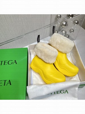 Bottega Veneta PUDDLE Biodegradable rubber Shearling Rain boots Fall/Winter 2021 Collection, Yellow