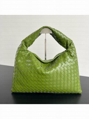 Bottega Veneta Hop Shoulder bag with Intrecciato craftsmanship in calf leather 796262 green