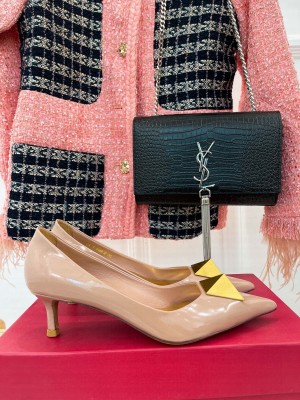 VALENTINO ONE STUD PATENT LEATHER PUMP 50MM BEIGE