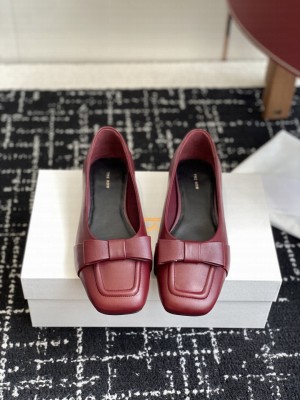 The Row Lambskin Pump with bow Burgundy
