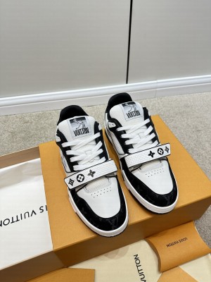Louis Vuitton Unisex LV Trainer Sneakers 2023 027