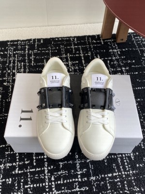 Valentino Garavani Rockstud Untitled sneaker in white calfskin 030 2025