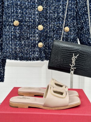 Valentino Garavani VLogo cut-out slide sandal in calfskin leather nude