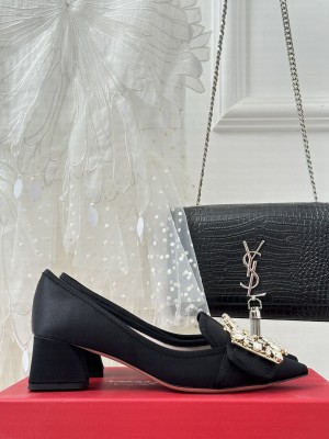 Roger Vivier Crystal buckle Velvet 5cm pump black